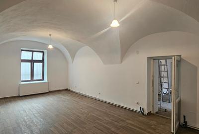 Inchiriez spatiu cu schimbarea de destinatie in alimentatie publica,Piata Mare - 1