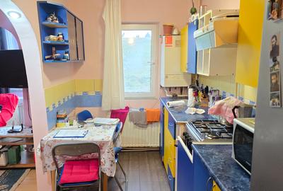 Vand apartament 3 camere semidecomandat in Deva, zona Micro 15, etaj 3, - 1