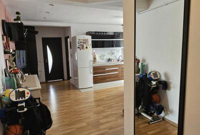Apartament cu 3 camere semidecomandat, mobilat în Florești