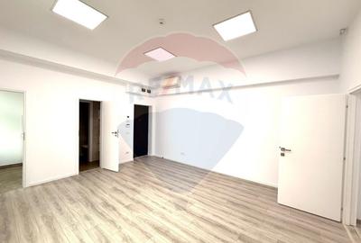 DE INCHIRIAT Spațiu comercial  100mp în zona P-ta Victoriei - 13