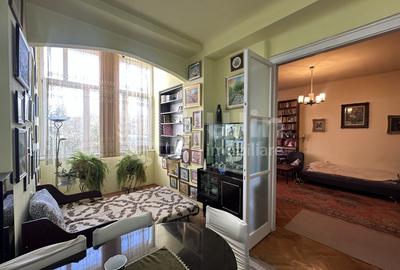 Apartament cu 3 camere semidecomandat, mobilat în Central