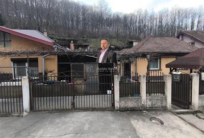 Resita Casa Muncitoresc Zona  Fosta Baie Comunala Comision Zero Cumparator - 1