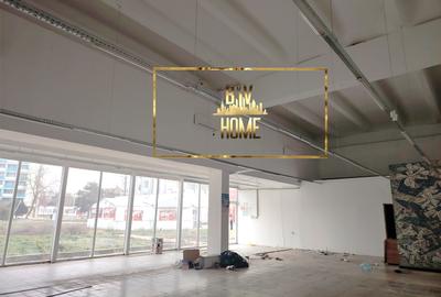 Spatiu comercial vitrat la 100 m de plaja - 1