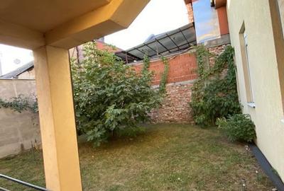 Casa cu 8 camere, dispusa pe doua nivele, Parcul Central - 16