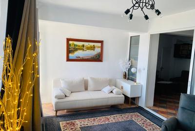 Apartament cu 3 camere decomandat, mobilat în Faleza Nord