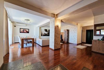 De închiriat Apartament de 3 Camere, Vedere la Mare, în Centru, 180mp utili. - 2