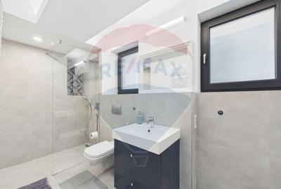 Apartament la parter ce are curte proprie ,  2 camere in Bloc nou - 7