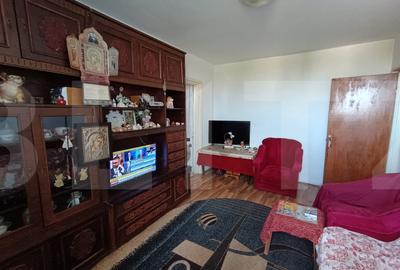 Apartament cu 3 camere semidecomandat, mobilat în Apusului