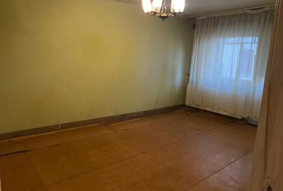 Apartament 3 camere liber la vanzare zona Tractorul - 1
