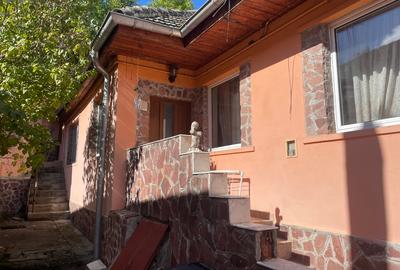 Casa de Vanzare - 3 camere, curte, 2 terase si gradina - 1