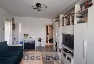 Apartament cu 3 camere semidecomandat, mobilat în Podu Roș