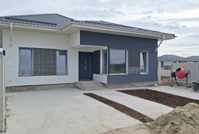 Casă cu 4 camere în Balotești