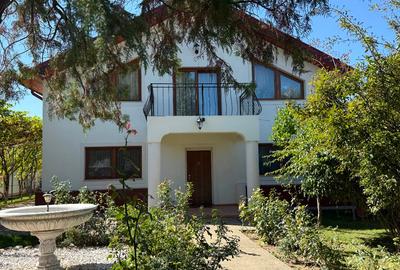 Casă individuală cu 6 camere în Roșu