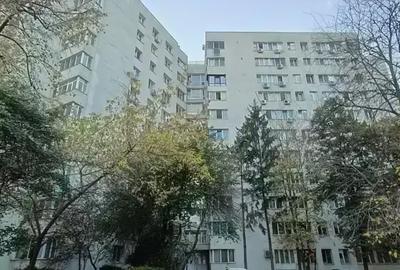 Apartament cu 3 camere decomandat în Titan