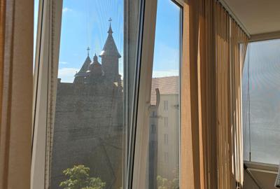 Apartament cu 3 camere semidecomandat, mobilat în Ultracentral