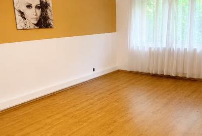 Apartament cu 3 camere decomandat în Astra