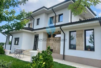 Casă cu 4 camere în Bucium