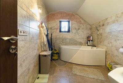 Casa de Poveste - Feldioara, str. Barsei/ 4 camere/ curte! - 32