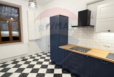 Apartament 4 camere, pe 2 niveluri si curte comuna în Centru - 13
