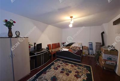 Apartament cu 3 camere semidecomandat, mobilat în Piața Cluj