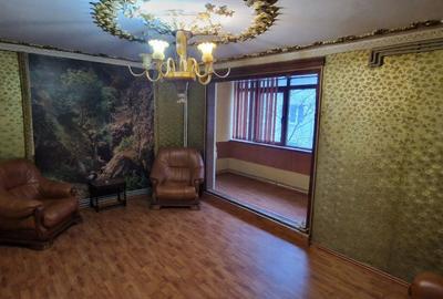 Apartament cu 3 camere decomandat în Drumul Taberei