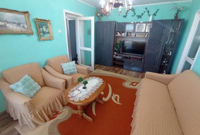 Apartament cu 2 camere semidecomandat, mobilat în Podu Roș