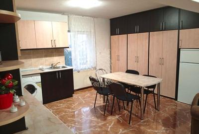 Apartament cu 4 camere decomandat, mobilat în Calea Moldovei