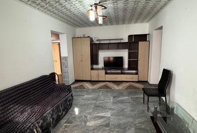 Apartament cu 3 camere semidecomandat, mobilat în Podu Roș