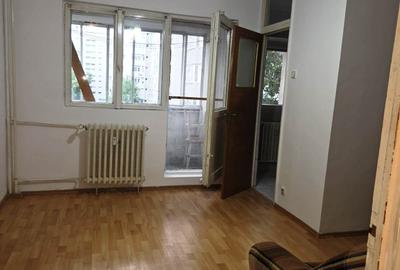 13 Septembrie / Petre Ispirescu - Garsoniera 26,27 mp , bloc construit in 1986 - 2