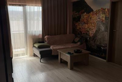 Apartament cu 3 camere semidecomandat, mobilat în Florești