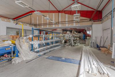 Doua hale / spatiu industrial + birouri 5000 mp / Sector 4 - 8