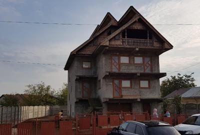 Inchiriez  casa/imobil in Caracal parter plus  2 etaje - 1