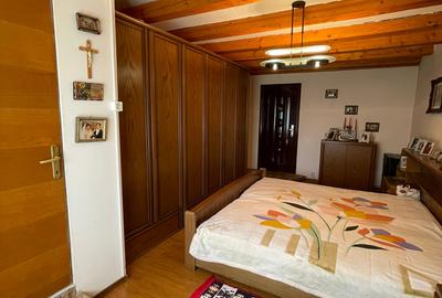 Refugiul Tău Verde: Casă Spațioasă cu Livadă, Anexe și Panouri Solare - 12