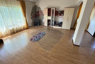 Casă / Vilă cu 5 camere - 4