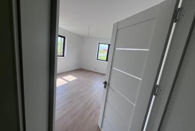 Casǎ spațioasă de vânzare  demisol, parter , etaj - 4