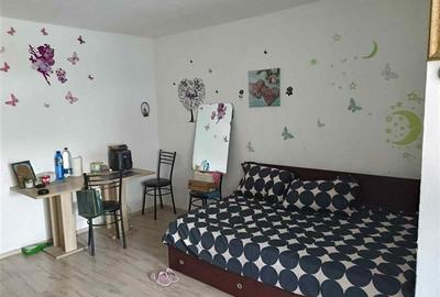 Garsonieră decomandată în Titan