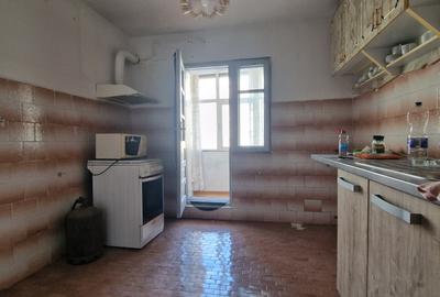 Navodari( Sud, Str Rândunelelor)- 2 camere decomandate, etaj 3/4, liber - 10