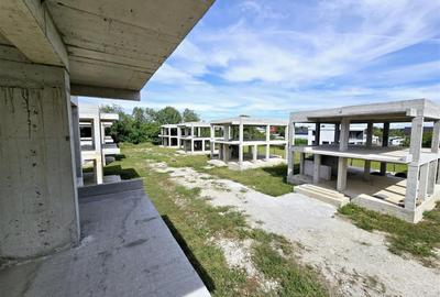 Ansamblu 8 case la structura, 3298mp teren, autorizatie valabila - 1