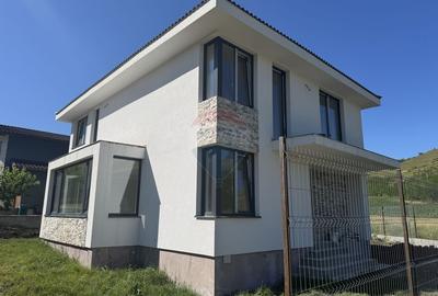 Casa spatioasa cu 5 camere in Corpadea - liniste, natura si confort - 1