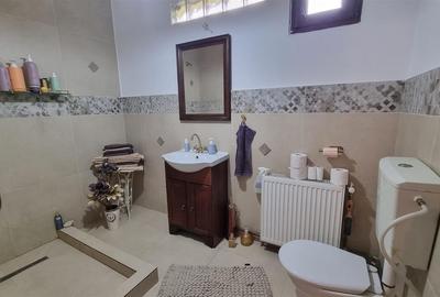 Casa de vanzare moderna cu costuri reduse, panouri solare si spatiu comercial in - 11