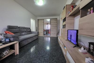 Apartament cu 3 camere semidecomandat în Titan