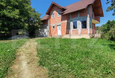 Casă individuală cu 5 camere în Sud