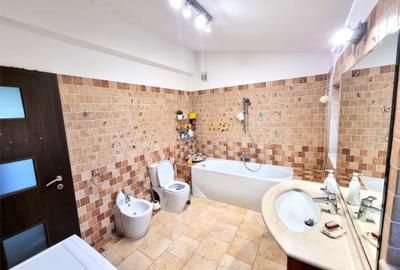 Chitila langa Lacul cu Nuferi si Padure - 19
