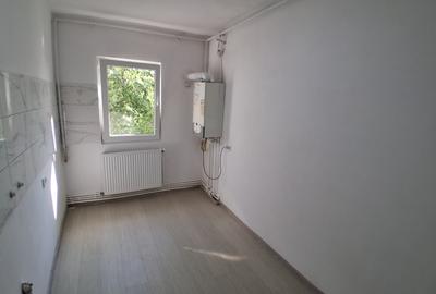 Apartament cu 2 camere decomandat în Nicolina