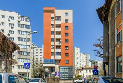 Apartament cu 3 camere semidecomandat în P-ța Victoriei