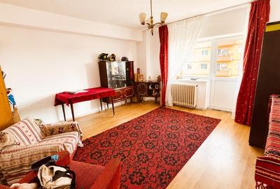 Apartament cu 3 camere decomandat în Răcădău