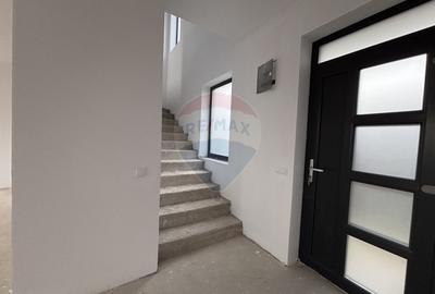 Casă / Vilă cu 4 camere de vânzare - 3
