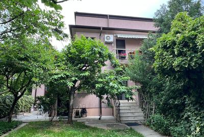Apartament cu 5 camere semidecomandat în Domenii