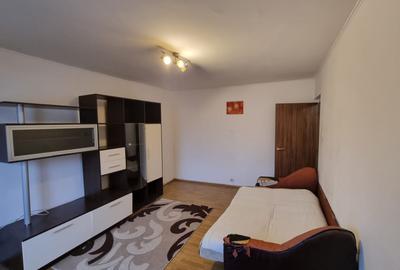 Apartament cu 3 camere decomandat în Nicolina