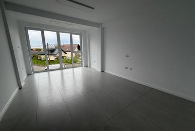 Birou, de 30.00 mp, în Est